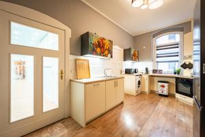 Kuchyň nebo kuchyňský kout v ubytování Stilvolle XXL-Ferienwohnung für 9 Gäste-148qm,4 Schlafzimmer,2 Parkplätze