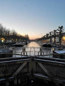 Výhled na řeku, která protéká v blízkosti bed and breakfast + 6 fotografií