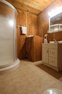 Ένα μπάνιο στο That 70s Cabin Yellow Rose Canyon