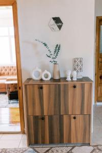 ein Holzschrank mit Vasen darauf im Wohnzimmer in der Unterkunft Cozy Mountain View House Near Olympos & Adrasan in Kumluca