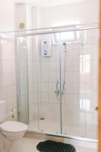 ein Badezimmer mit Glasdusche und Toilette in der Unterkunft Cozy Mountain View House Near Olympos & Adrasan in Kumluca + 37 Fotos