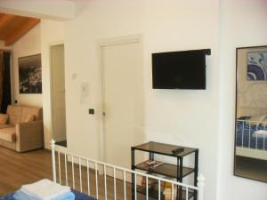 A television and/or entertainment centre at B&B Villa Lidia