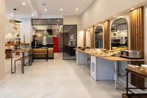 un ristorante con un bancone con del cibo sopra di Pirin Sense Sunny Ap - SPA - FREE Parking a Bansko Altre 24 foto