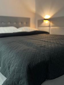 ein Bett in einem Schlafzimmer schließen in der Unterkunft NEW -Sweet Dreams -Na uboczu Centrum -PARKOWE WZGÓRZE -Garaż Podziemny-f VAT in Kielce