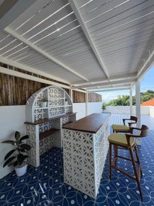 Zimmer mit einem Tisch und Stühlen auf einer Terrasse in der Unterkunft Villa Ben Uluwatu in Uluwatu