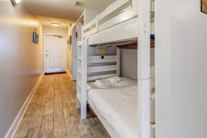 Una pequeña habitación con literas. en Pelican Isle Paradise, en Fort Walton Beach 27 fotos más