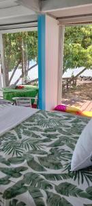Voodi või voodid majutusasutuse bungalow vue lagon 180 degré, la maison bleue toas