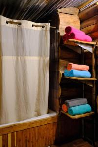 En eller flere køjesenge i et værelse på Brownwood Cabin Yellow Rose Canyon