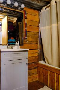 Et badeværelse på Brownwood Cabin Yellow Rose Canyon