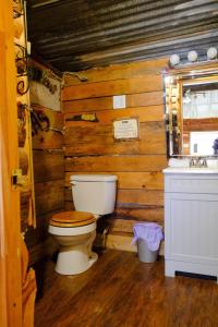 Et badeværelse på Brownwood Cabin Yellow Rose Canyon