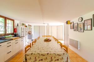 una sala da pranzo con tavolo e sedie in cucina di Lot Valley - hidden gem for peaceful getaways a Tour-de-Faure
