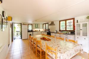 una cucina con un grande tavolo in marmo e sedie di Lot Valley - hidden gem for peaceful getaways a Tour-de-Faure