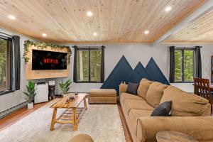 TV/trung tâm giải trí tại Lazy Bear Retreat Outdoor Oasis Hot Tub etc