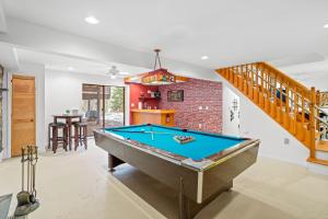 O masă de biliard de la Pocono Retreat Hot Tub MovieRoom GameRoom etc