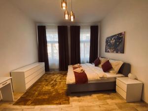 Postel nebo postele na pokoji v ubytování Moderní apartmán vedle divadla - Netflix, Wi-Fi zdarma