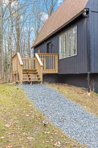 una casa con due ponti sul lato di Pocono Luxury Retreat - Games Hot tub and More a East Stroudsburg