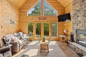Μια τηλεόραση ή/και κέντρο ψυχαγωγίας στο Rustic Retreat - Fire-pit Hot-Tub and more