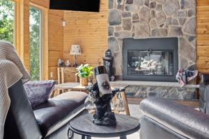 Χώρος καθιστικού στο Rustic Retreat - Fire-pit Hot-Tub and more +95 φωτογραφίες