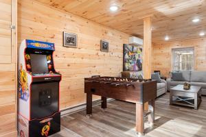 ห้องเกมของ Cozy Cinema Cabin - Hot Tub and More