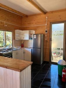 Kuchyň nebo kuchyňský kout v ubytování Cabaña los Gansos Playa Bosque Grill Wi-Fi TV