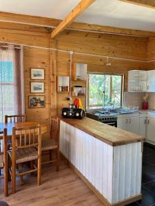 Kuchyň nebo kuchyňský kout v ubytování Cabaña los Gansos Playa Bosque Grill Wi-Fi TV