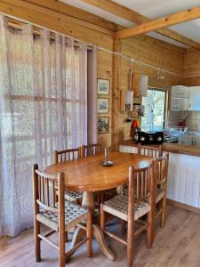 Kuchyň nebo kuchyňský kout v ubytování Cabaña los Gansos Playa Bosque Grill Wi-Fi TV