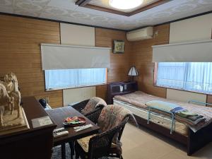 Postel nebo postele na pokoji v ubytování LiveCafe & Hotelひすいの海