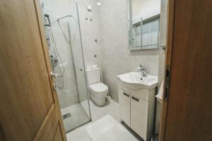 un bagno con doccia, WC e lavandino di B&B Passage a Sremska Mitrovica