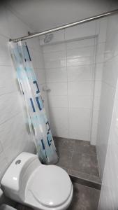 e bagno con servizi igienici e doccia. di INCA PALACE EXPERIENCE Hotel a Puno