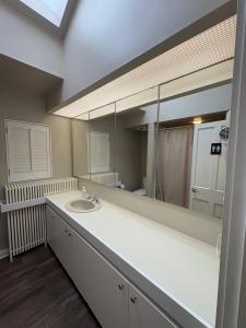 Postel nebo postele na pokoji v ubytování Huntley Inn
