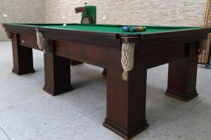 a pool table with a green cloth on it at Casa em Itapecerica da Serra com Conforto e Lazer in Itapecerica da Serra