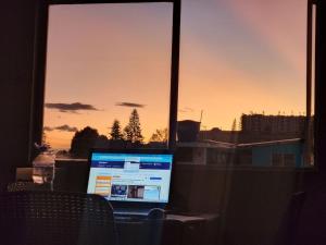 Η ανατολή ή δύση του ηλίου όπως φαίνεται από αυτό το ξενοδοχείο διαμερισμάτων ή από εκεί κοντά
