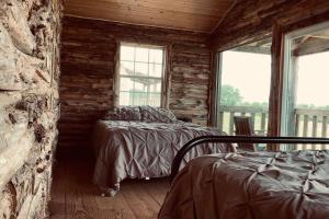 En eller flere senge i et værelse på Center Stage Yellow Rose Canyon