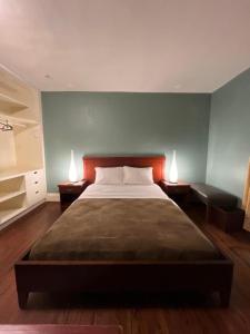 Postel nebo postele na pokoji v ubytování Huntley Inn
