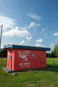un edificio rojo con graffiti en el costado en The Hideout Yellow Rose Canyon, en Mount Enterprise 7 fotos más
