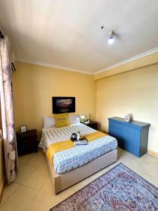 ダル・エス・サラームにあるOlive luxury apartmentsのベッドルーム1室(ベッド1台、青いキャビネット付)