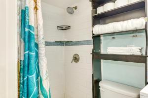 Phòng tắm tại Steps to Shore Walkable Clearwater Beach Condo +17 ảnh