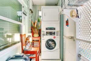 Ảnh trong thư viện ảnh của Steps to Shore Walkable Clearwater Beach Condo ở Clearwater Beach