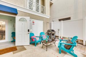 Nhà bếp/bếp nhỏ tại Steps to Shore Walkable Clearwater Beach Condo