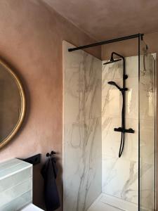 Bilik mandi di Gästehaus einer historischen Künstlervilla +13 gambar
