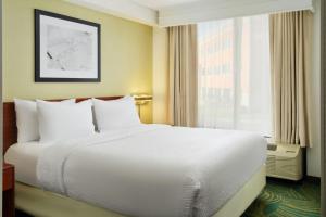 SpringHill Suites by Marriott Chicago Southwest at Burr Ridge Hinsdale客房内的一张或多张床位