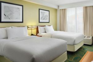 SpringHill Suites by Marriott Chicago Southwest at Burr Ridge Hinsdale客房内的一张或多张床位