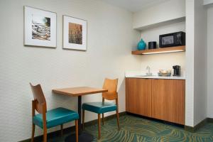 SpringHill Suites by Marriott Chicago Southwest at Burr Ridge Hinsdale的厨房或小厨房