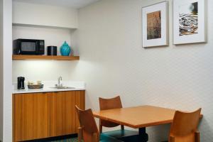SpringHill Suites by Marriott Chicago Southwest at Burr Ridge Hinsdale的厨房或小厨房