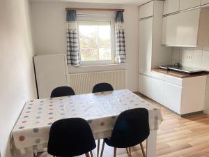 Una cocina con una mesa y sillas en una habitación. en Monteurunterkunft Rottweil, en Rottweil