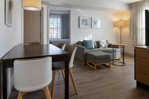 Zona de estar de TownePlace Suites by Marriott Ontario Airport