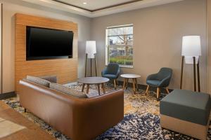 Una televisión o centro de entretenimiento en TownePlace Suites by Marriott Ontario Airport
