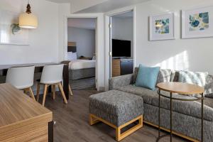 una sala de estar con un sofá y una mesa en TownePlace Suites by Marriott Ontario Airport, en Rancho Cucamonga