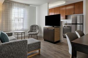 Una cocina o zona de cocina en TownePlace Suites by Marriott Ontario Airport