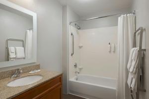 Un baño de TownePlace Suites by Marriott Ontario Airport